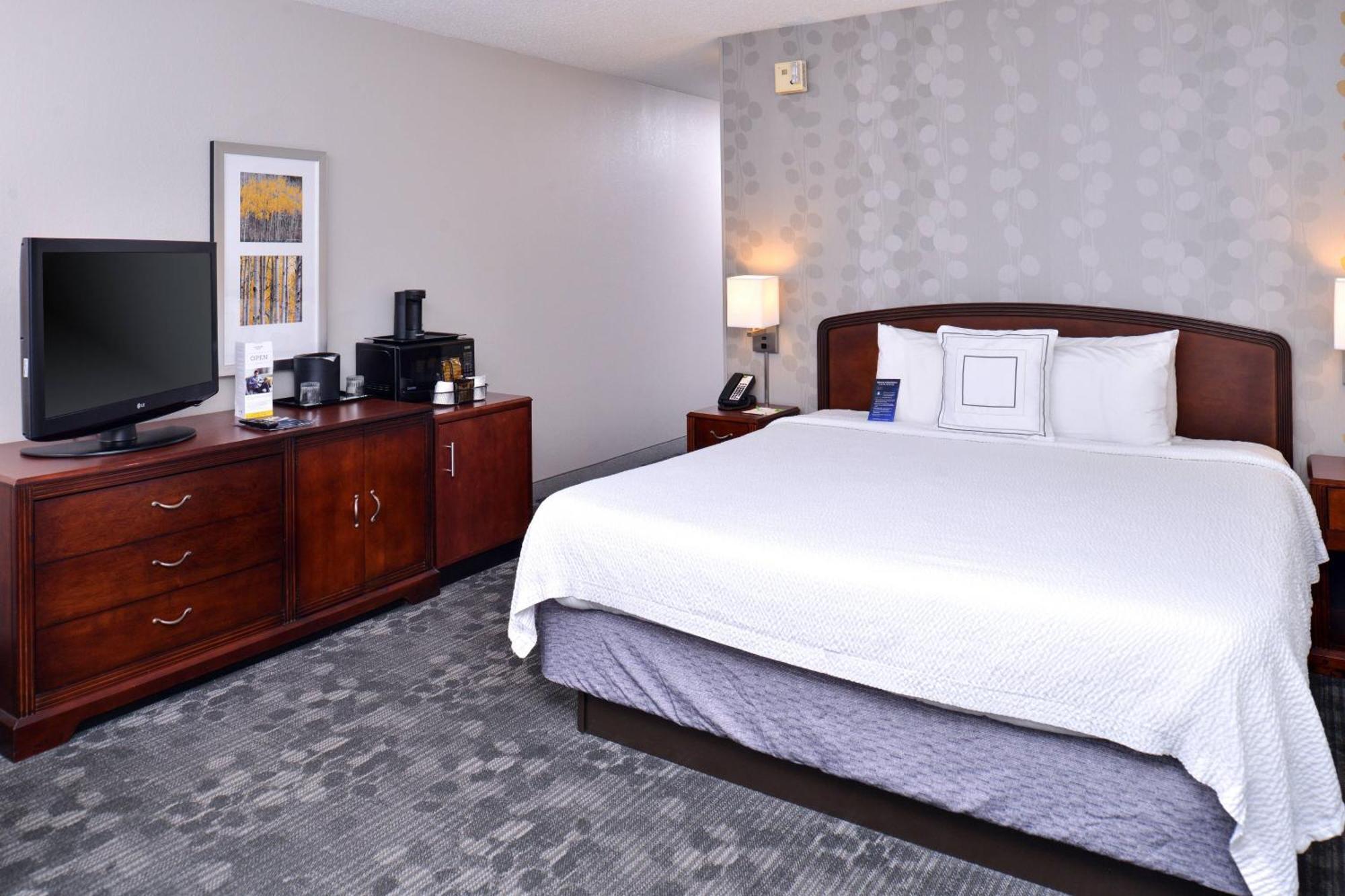Courtyard By Marriott Decatur Hotel Exterior foto